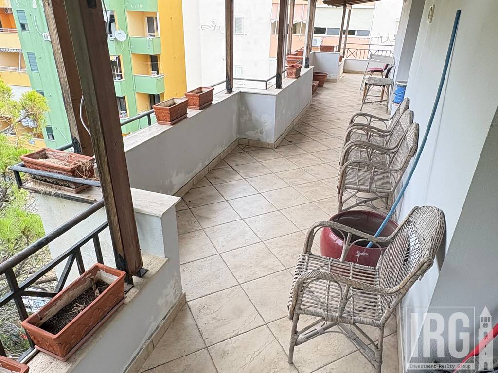SHITET PENTHOUSE TE SHKEMBI I KAVAJES ME PAMJE NGA DETI