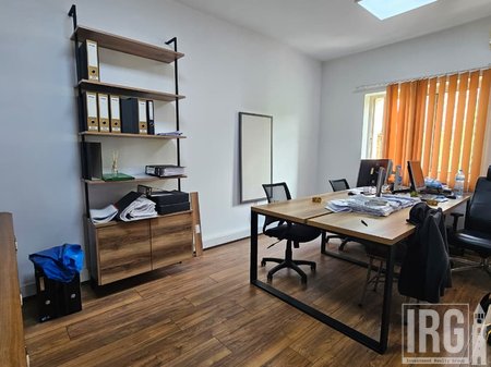 Jepet me qira ambient për zyra pranë Komunës së Parisit