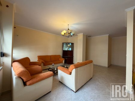 Ambiente per ufficio nel Complesso Halili!