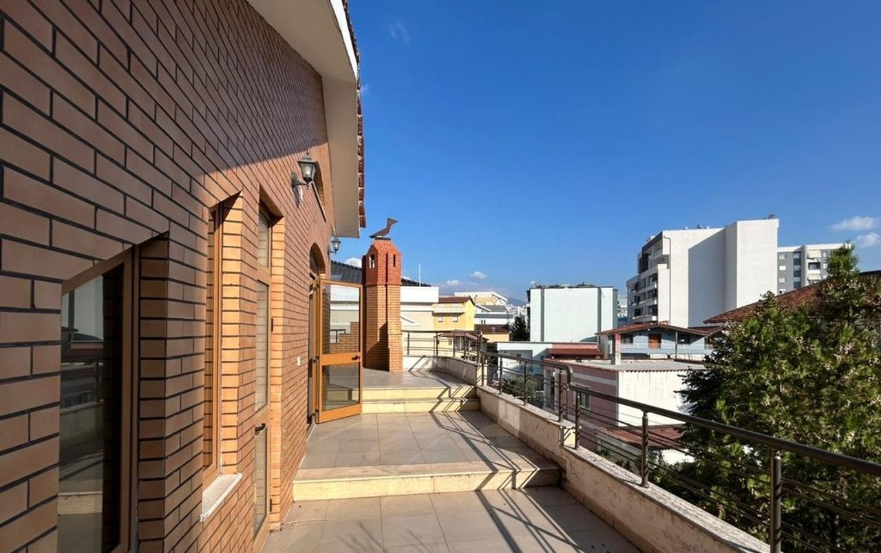 VILLA IN VENDITA NEL COMUNE DI PARIGI