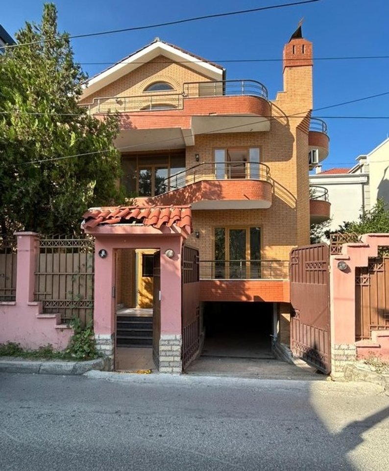 VILLA IN VENDITA NEL COMUNE DI PARIGI