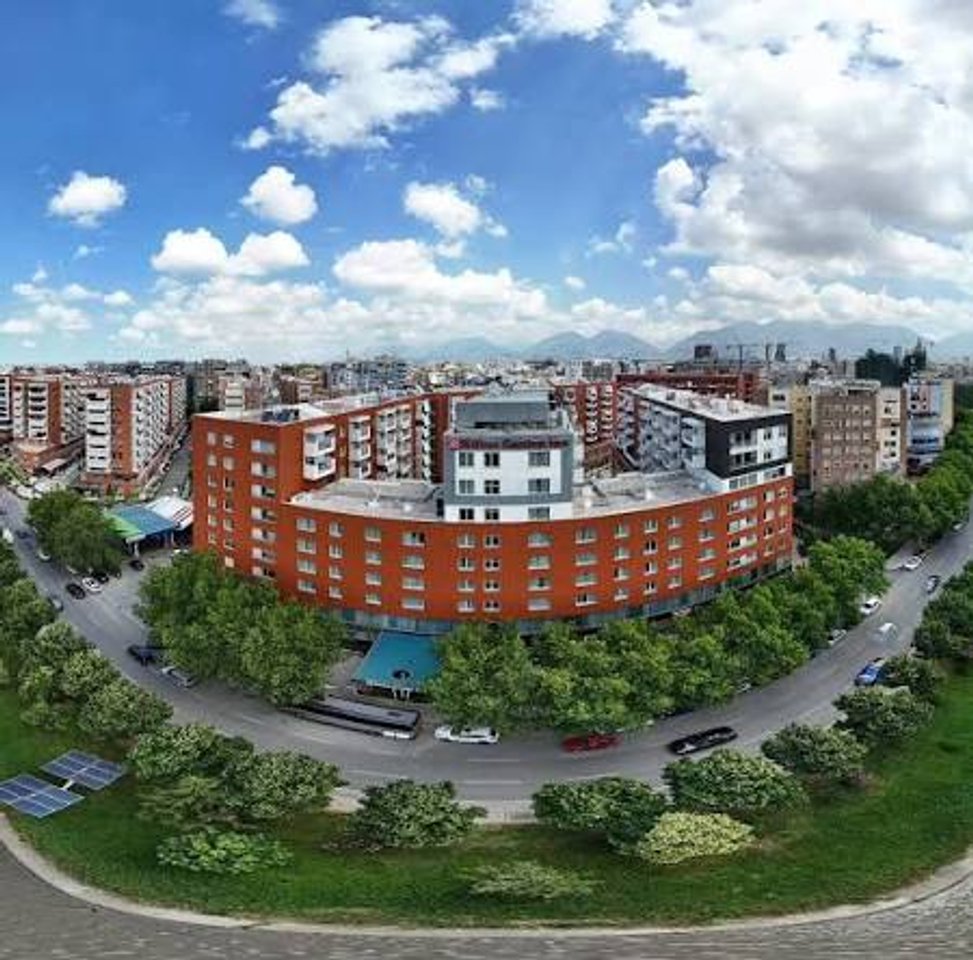 ZYRE ME QERA TE HILTON, PRANE DELIJORGJIT