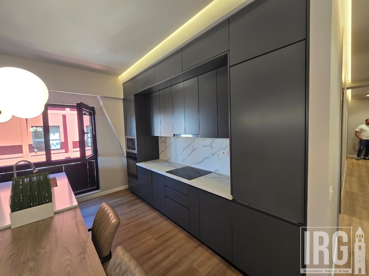 SHITET APARTAMENT 3+1 I KONVERTUAR NË 2+1 + POST PARKIMI – GARDEN BUILDING, KATI 13