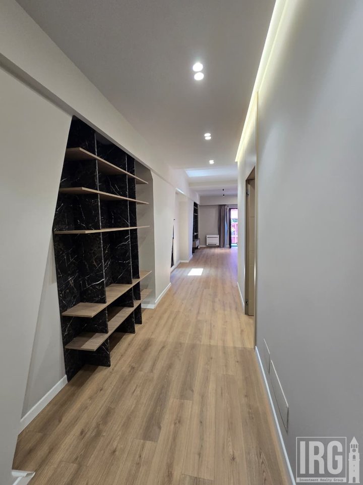 SHITET APARTAMENT 3+1 I KONVERTUAR NË 2+1 + POST PARKIMI – GARDEN BUILDING, KATI 13