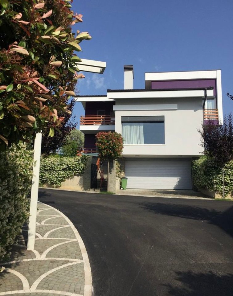 Vile moderne me qera tek "Long Hill Residence!"