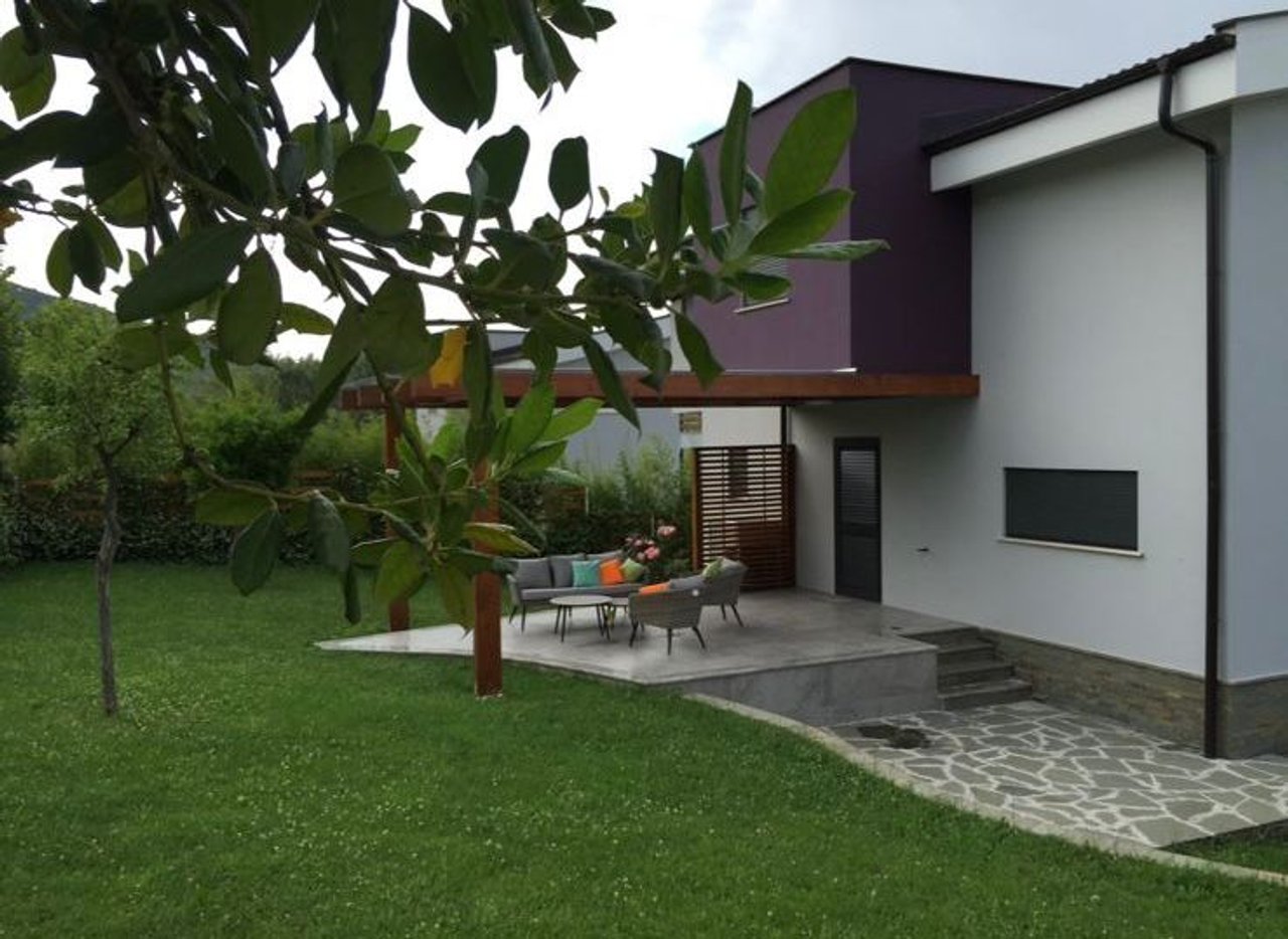 Vile moderne me qera tek "Long Hill Residence!"