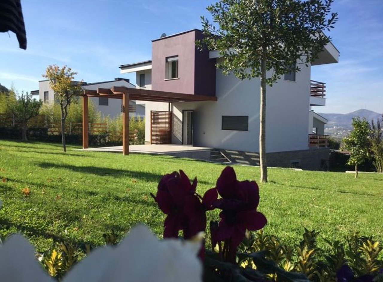 Vile moderne me qera tek "Long Hill Residence!"