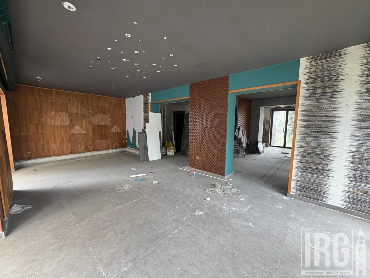 Commercial space for sale by the road!