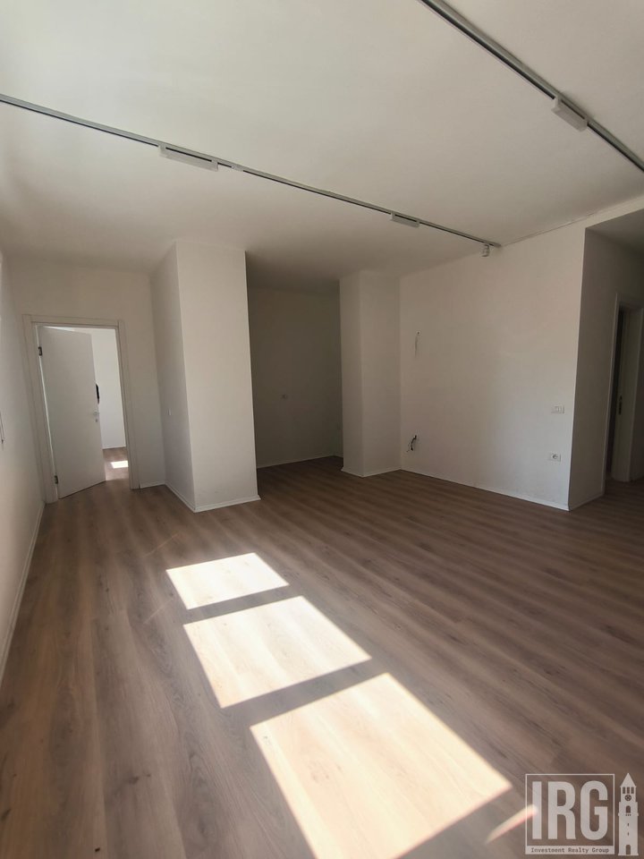 Ambient me qira per zyre prane qendres, ne hyrje te Pazarit te Ri!