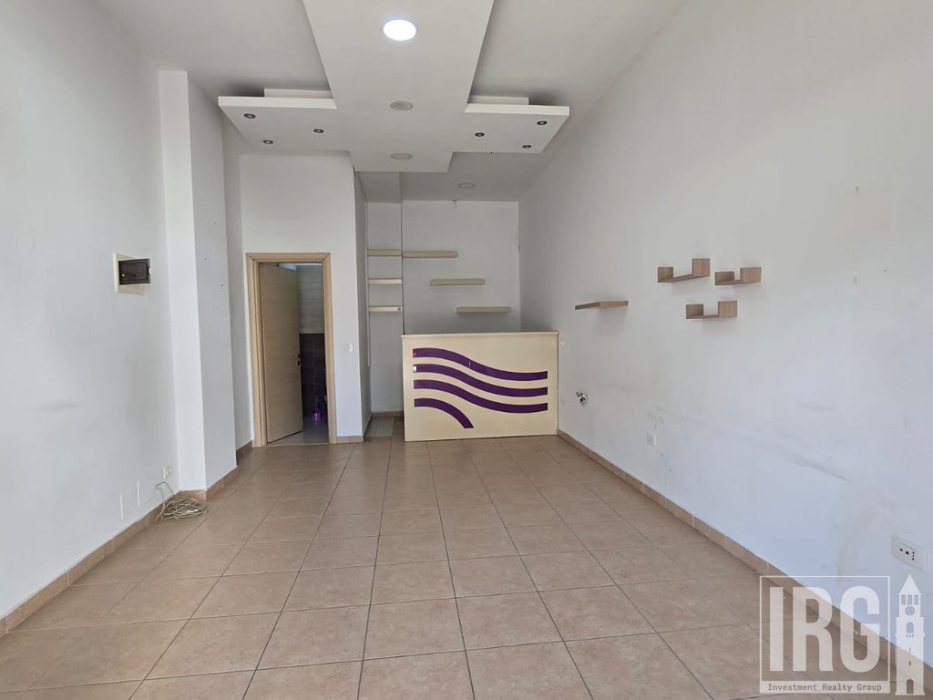 AMBIENT KOMERCIAL NE SHITJE, VENDOSUR PRANE QYTETIT STUDENTI, TIRANE!!!