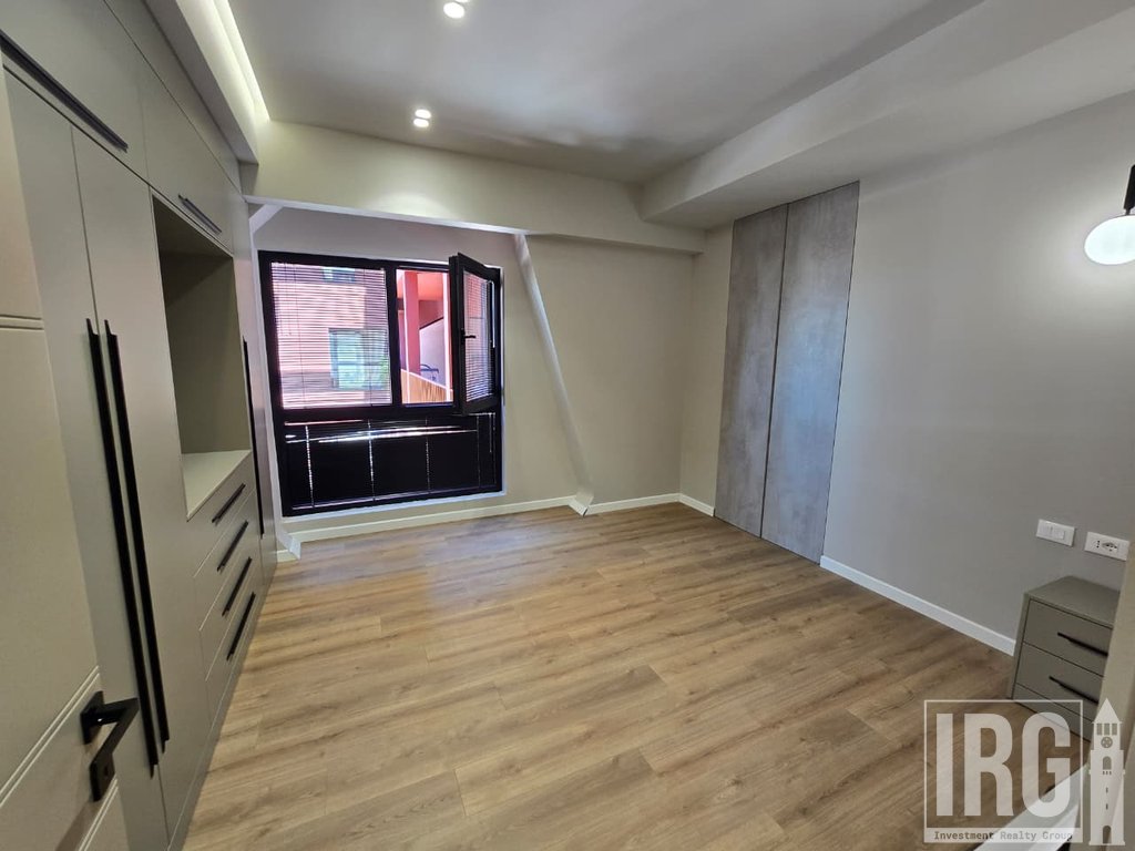 SHITET APARTAMENT 3+1 I KONVERTUAR NË 2+1 + POST PARKIMI – GARDEN BUILDING, KATI 13