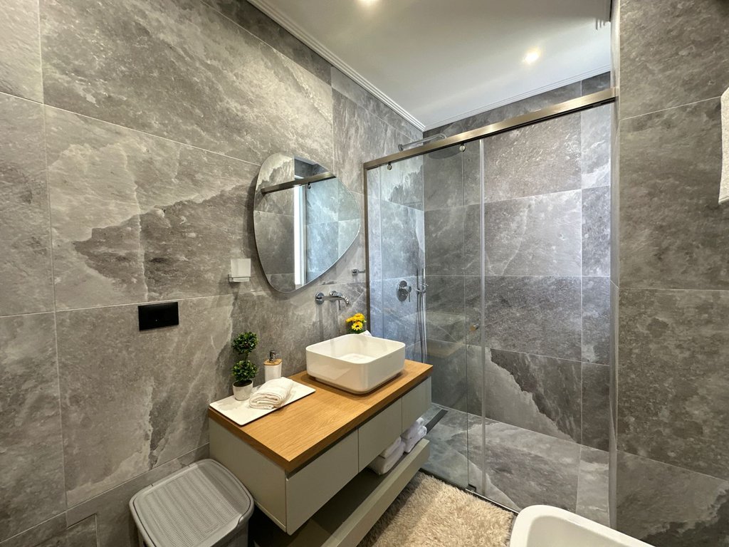 Shitet apartament 1+1 modern ne zonen e Plazhit ne Durres!