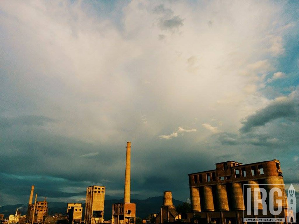 Shitet Ambient Industrial / Ndërtesë + Truall në Metalurgjik, Elbasan