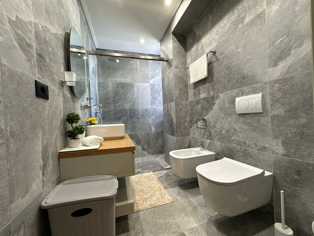 Shitet apartament 1+1 modern ne zonen e Plazhit ne Durres!