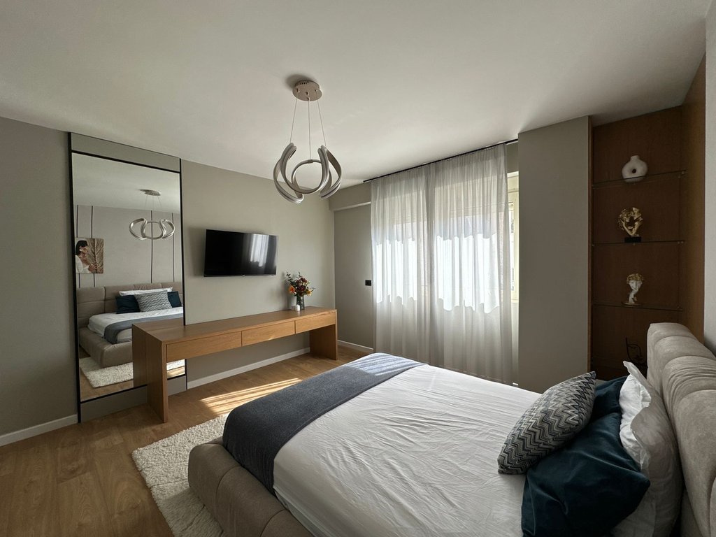 Shitet apartament 1+1 modern ne zonen e Plazhit ne Durres!