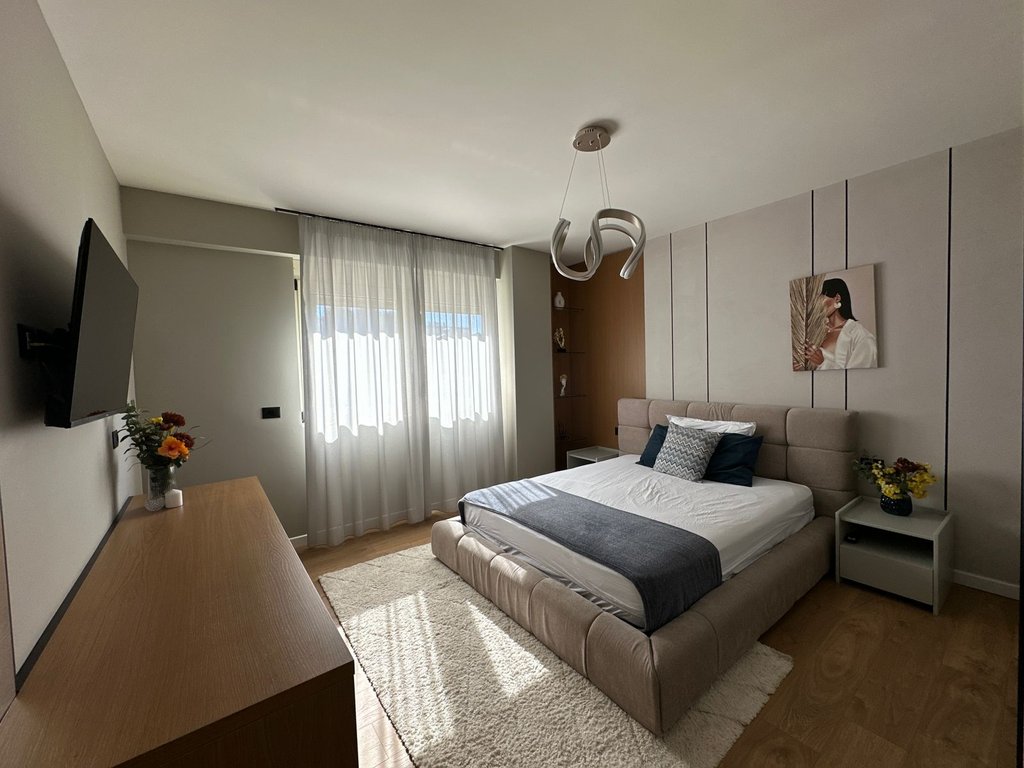Shitet apartament 1+1 modern ne zonen e Plazhit ne Durres!