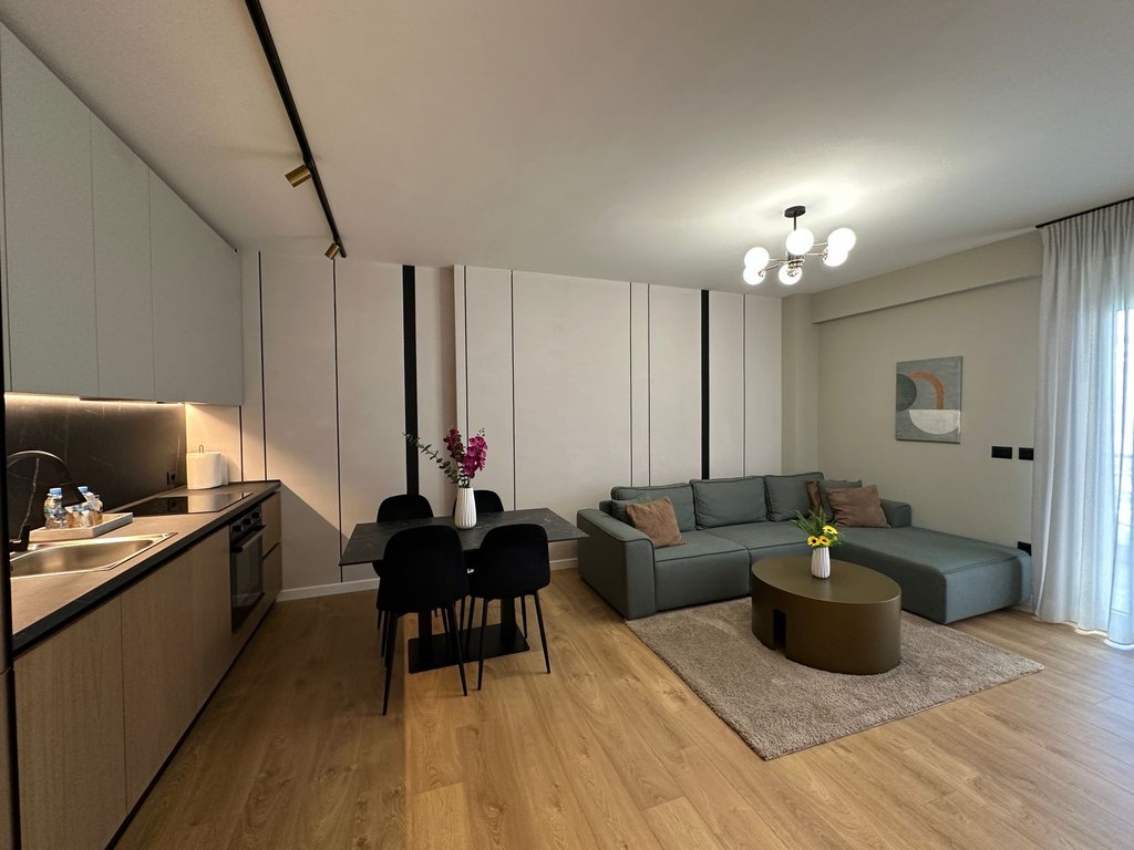 Shitet apartament 1+1 modern ne zonen e Plazhit ne Durres!