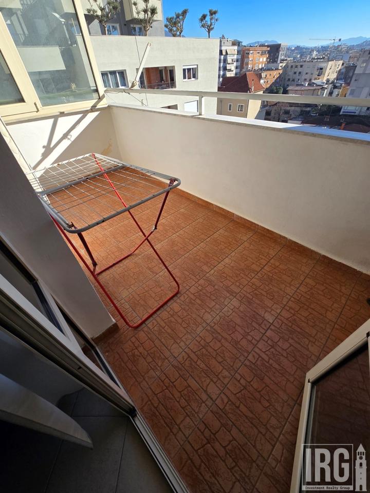 Shitet apartament 2+1i ndodhur pranë Pazarit te Ri!