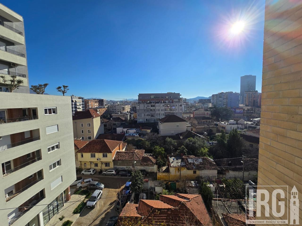 Shitet apartament 2+1i ndodhur pranë Pazarit te Ri!