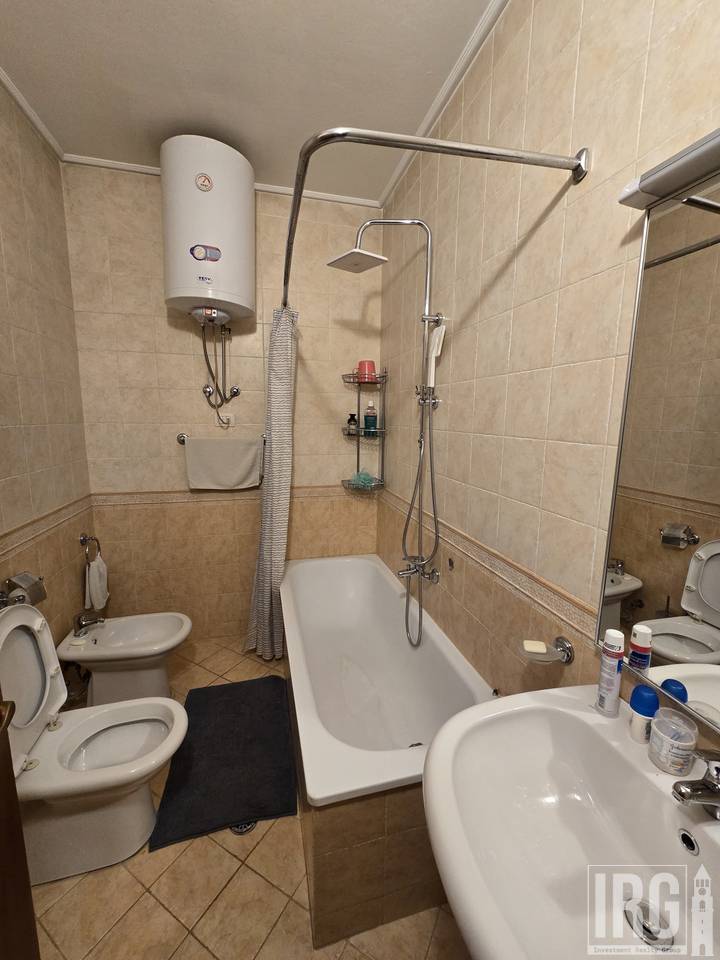 Shitet apartament 2+1i ndodhur pranë Pazarit te Ri!