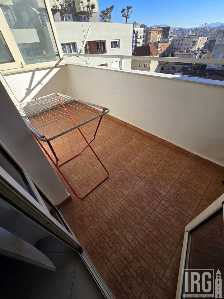 Shitet apartament 2+1i ndodhur pranë Pazarit te Ri!