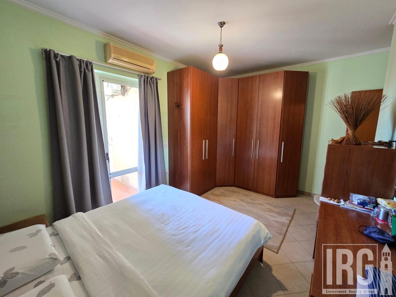 Shitet apartament 2+1i ndodhur pranë Pazarit te Ri!
