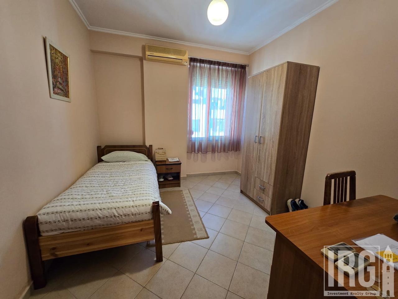 Shitet apartament 2+1i ndodhur pranë Pazarit te Ri!