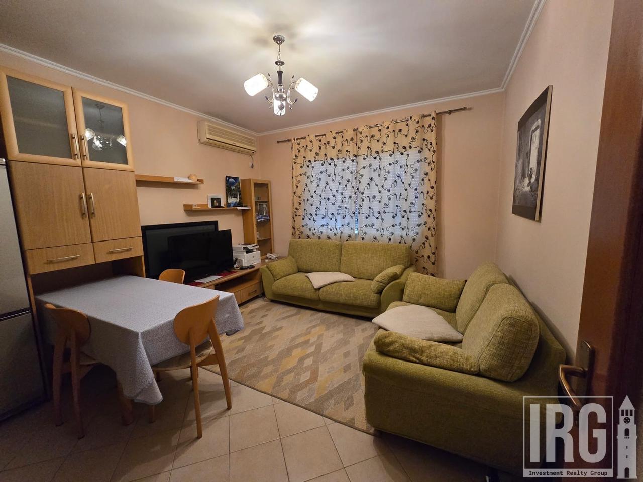 Shitet apartament 2+1i ndodhur pranë Pazarit te Ri!