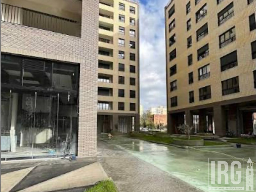 Ambient Zyre Me Qira në Ish Fusha e Aviacionit, Tiranë (3 Poste Parkimi) - 1200€ | 146.6 m²