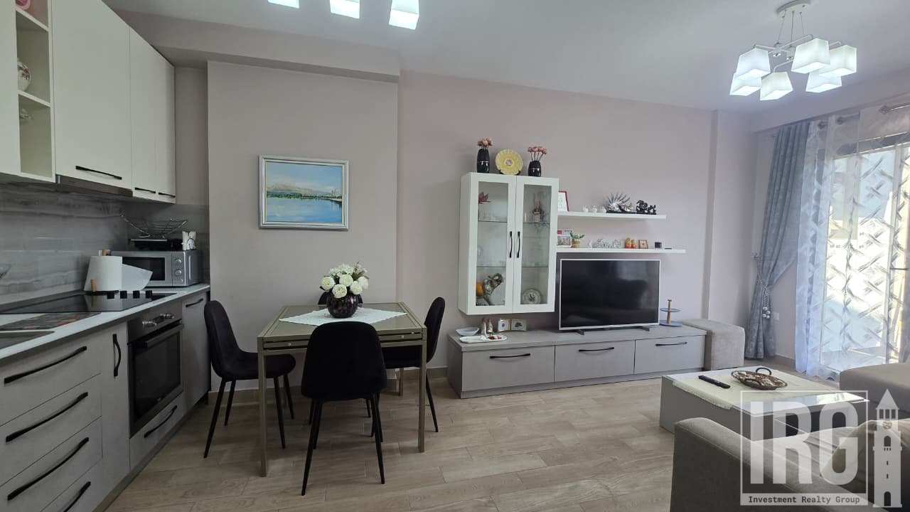 APARTAMENT 2+1 PER QERA PRANE "21 DHJETORIT" !
70,000 Lekë /Muaj