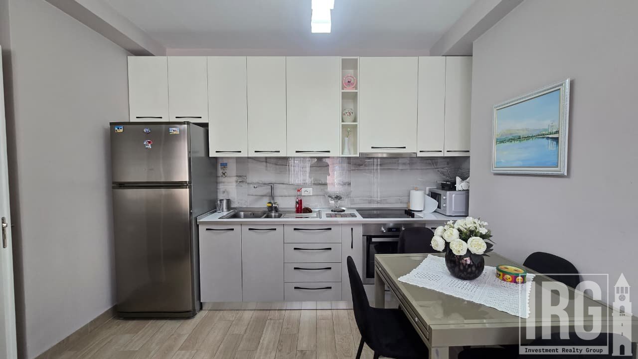 APARTAMENT 2+1 PER QERA PRANE "21 DHJETORIT" !
70,000 Lekë /Muaj