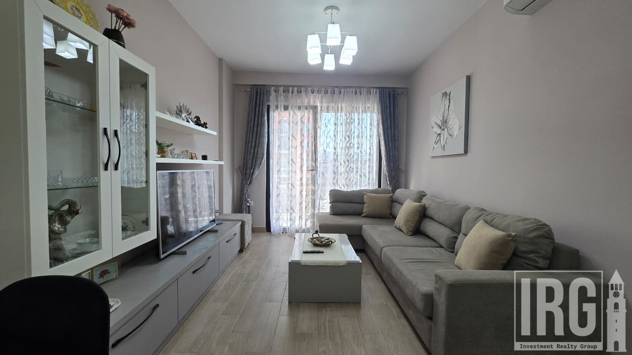 APARTAMENT 2+1 PER QERA PRANE "21 DHJETORIT" !
70,000 Lekë /Muaj