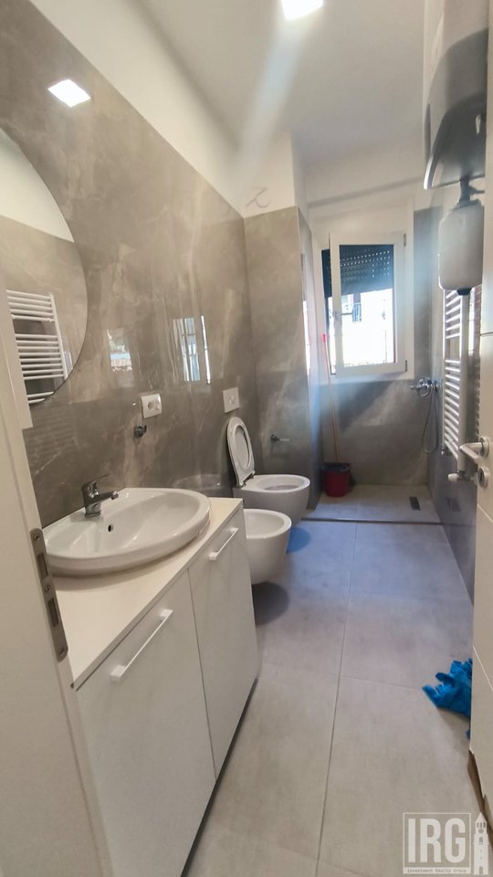 JEPET ME QIRA | APARTAMENT 3+1 + POST PARKIMI
📍 Rruga e Kosovarëve, Tiranë