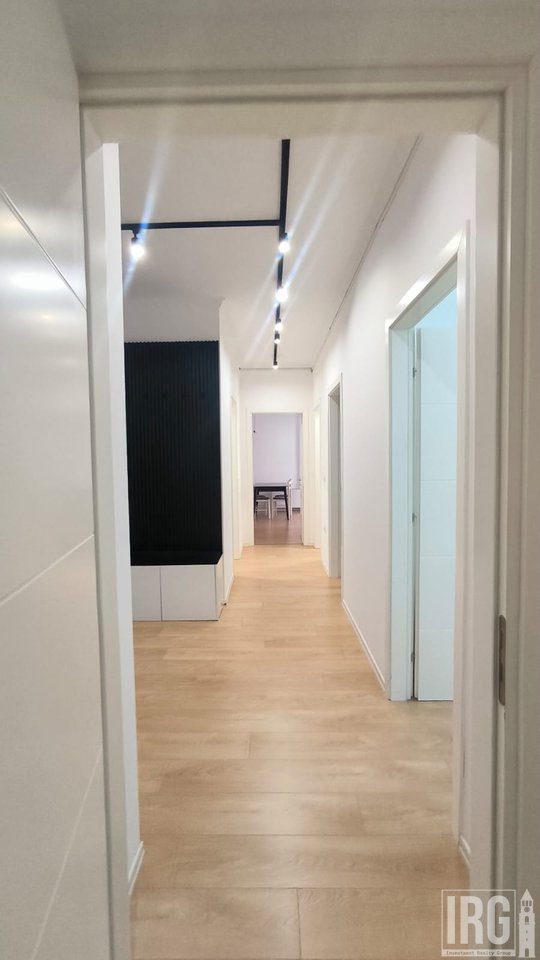 JEPET ME QIRA | APARTAMENT 3+1 + POST PARKIMI
📍 Rruga e Kosovarëve, Tiranë