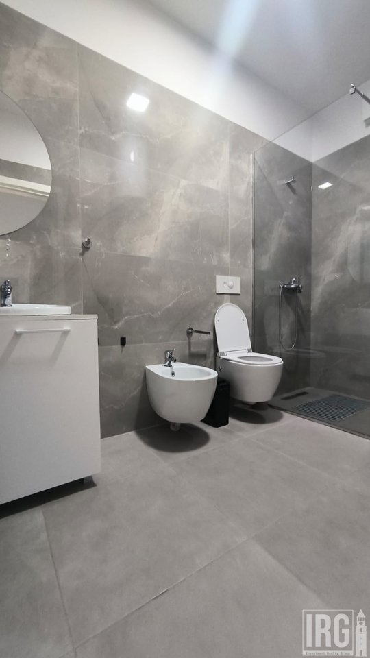 JEPET ME QIRA | APARTAMENT 3+1 + POST PARKIMI
📍 Rruga e Kosovarëve, Tiranë