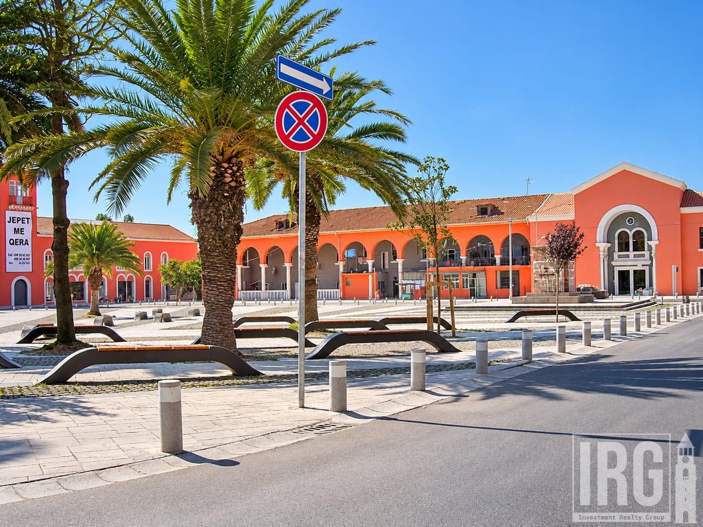 Shitet Njësi – Sheshi Garibaldi, Kombinat | 132 m²