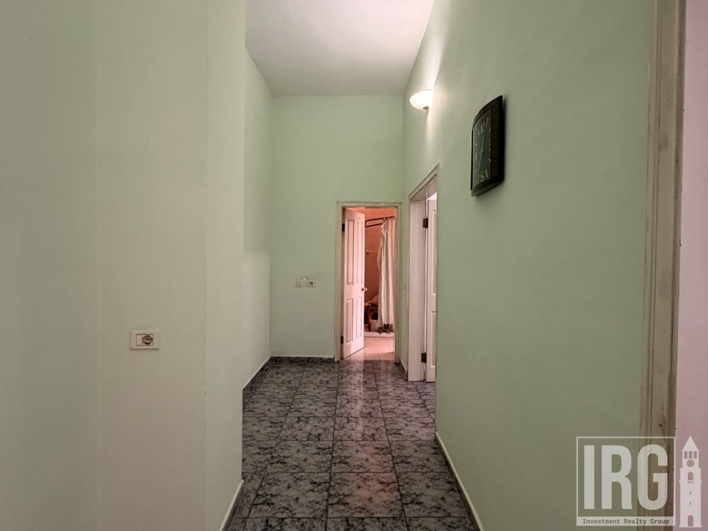 Shallvaret, Apartament i pershtatshem per zyra!