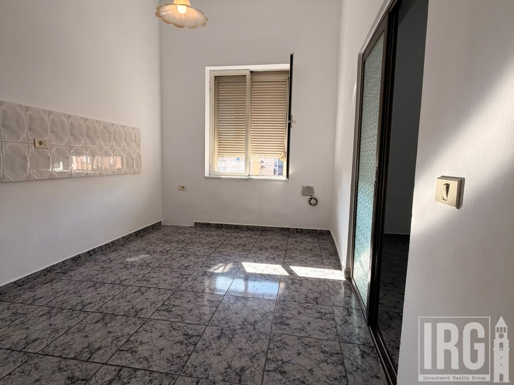 Shallvaret, Apartament i pershtatshem per zyra!