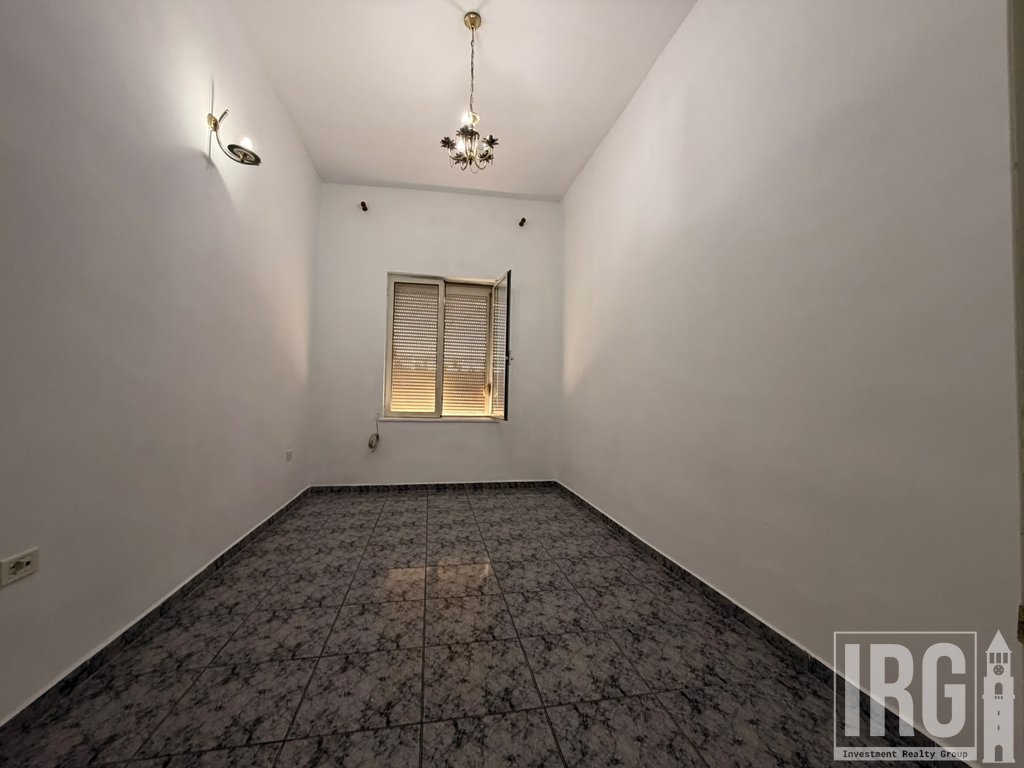 Shallvaret, Apartament i pershtatshem per zyra!