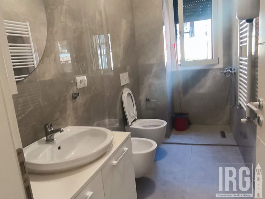 JEPET ME QIRA | APARTAMENT 3+1 + POST PARKIMI

📍 Rruga e Kosovarëve, Tiranë