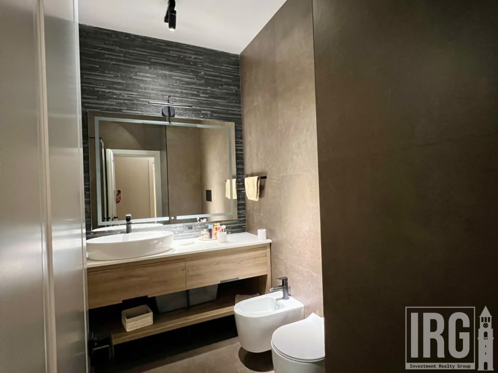 SHITET | APARTAMENT PREMIUM
OXHAKU KOMPLEKSI TOWER BRIDGE 3  , 2 POSTE PARKIMI