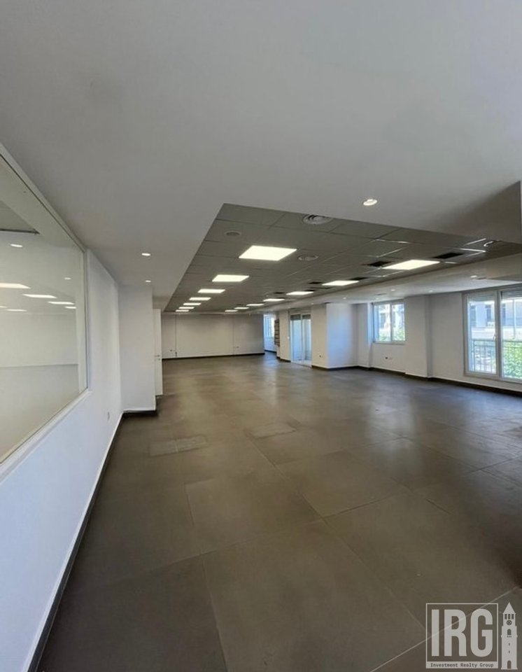 OFFICE SPACE 445M2 + 2 PARKING SPOTS AT THE PARIS COMMUNE