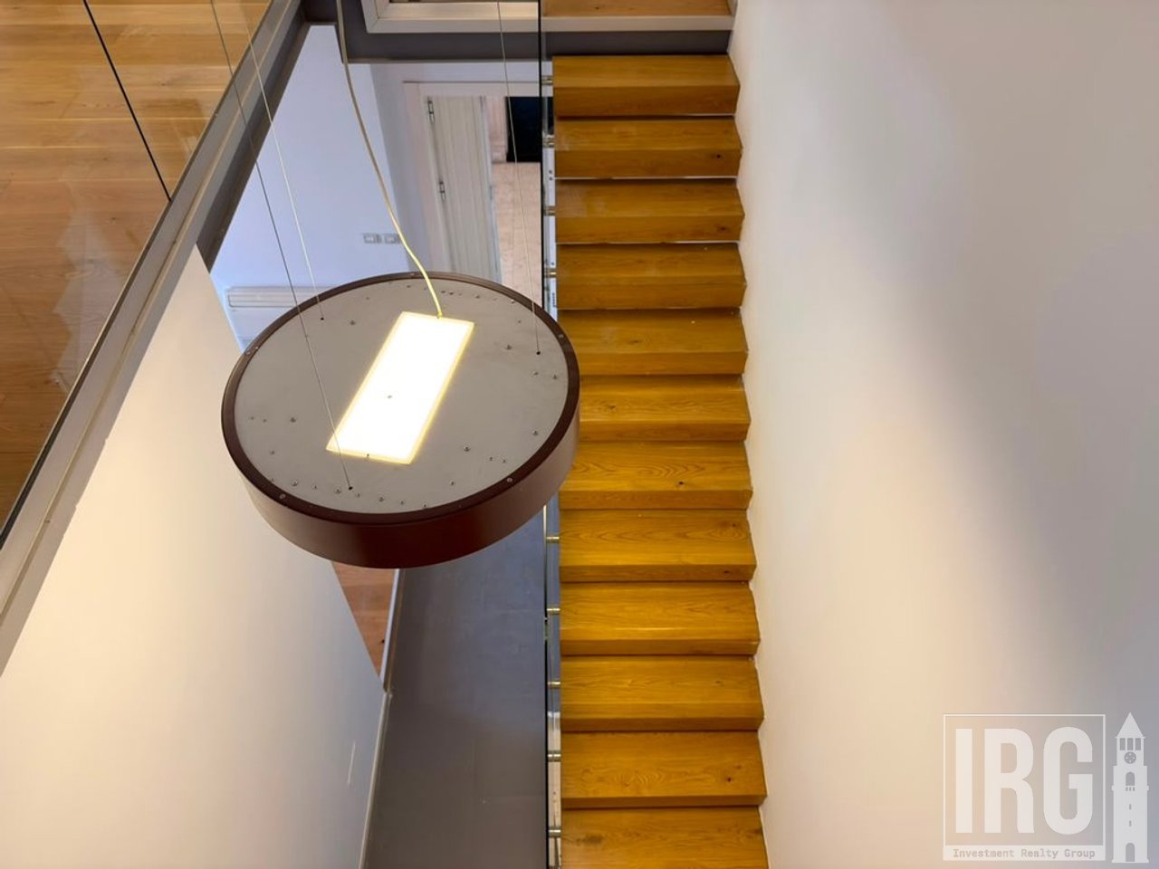 Ambiente Zyrash në Godinë Biznesi – Jordan Misja, Prane Spak