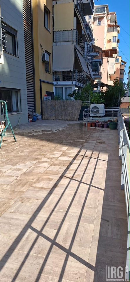 APARTAMENT 2+1+VERANDE TE KOMUNA E PARISIT