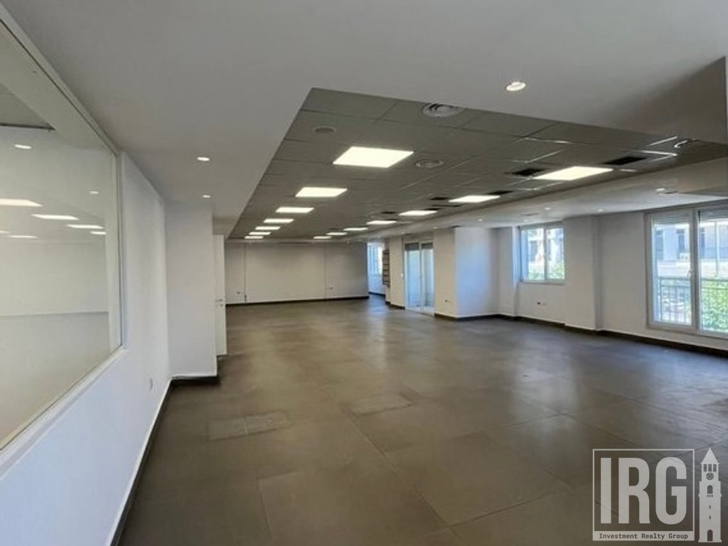 AMBJENT PER ZYRA 445M2 + 2 POSTE PARKIMI TEK KOMUNA E PARISIT