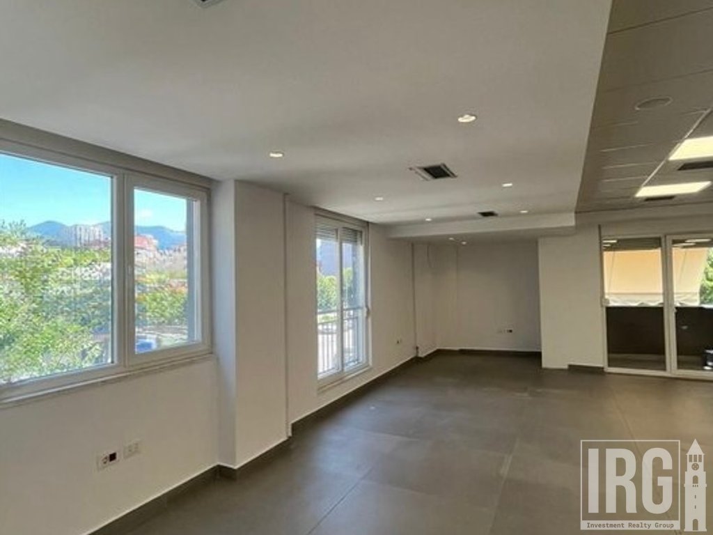 AMBJENT PER ZYRA 445M2 + 2 POSTE PARKIMI TEK KOMUNA E PARISIT