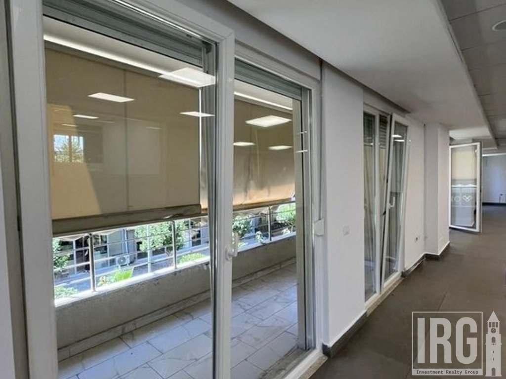 AMBJENT PER ZYRA 445M2 + 2 POSTE PARKIMI TEK KOMUNA E PARISIT