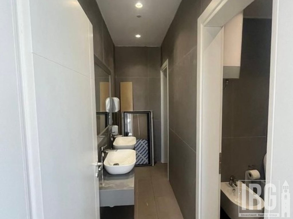 AMBJENT PER ZYRA 445M2 + 2 POSTE PARKIMI TEK KOMUNA E PARISIT