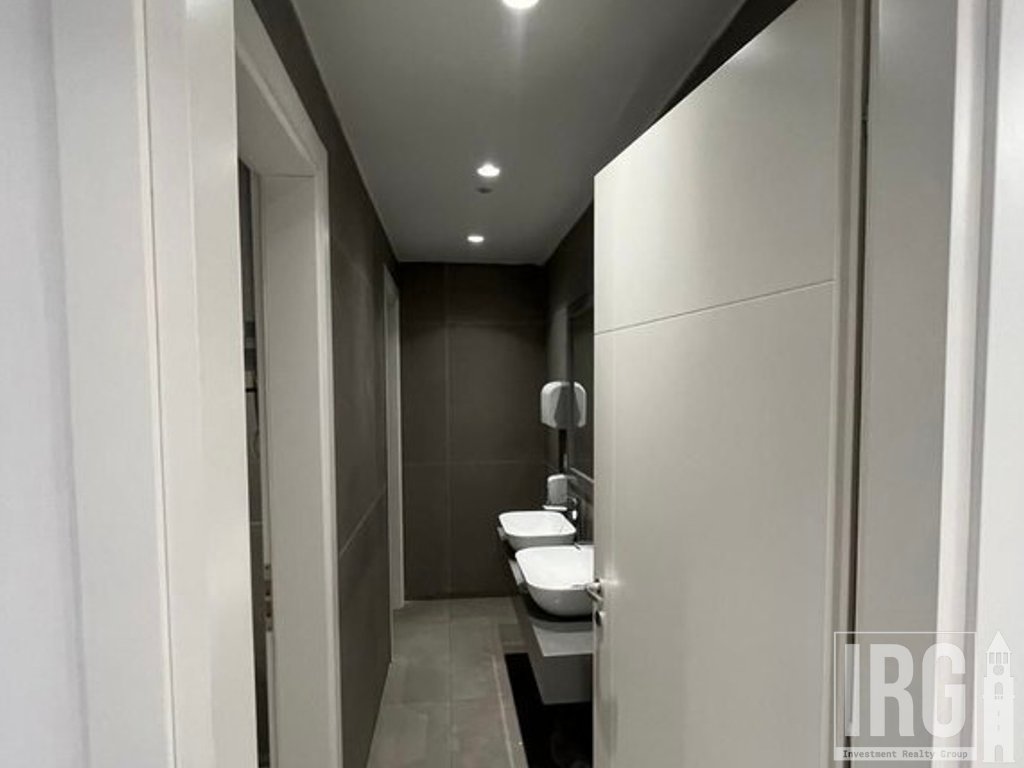 AMBJENT PER ZYRA 445M2 + 2 POSTE PARKIMI TEK KOMUNA E PARISIT