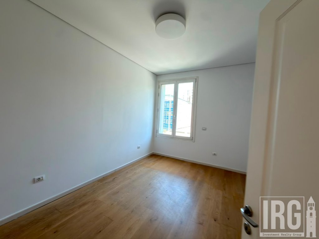 Ambiente Zyrash në Godinë Biznesi – Jordan Misja, Prane Spak